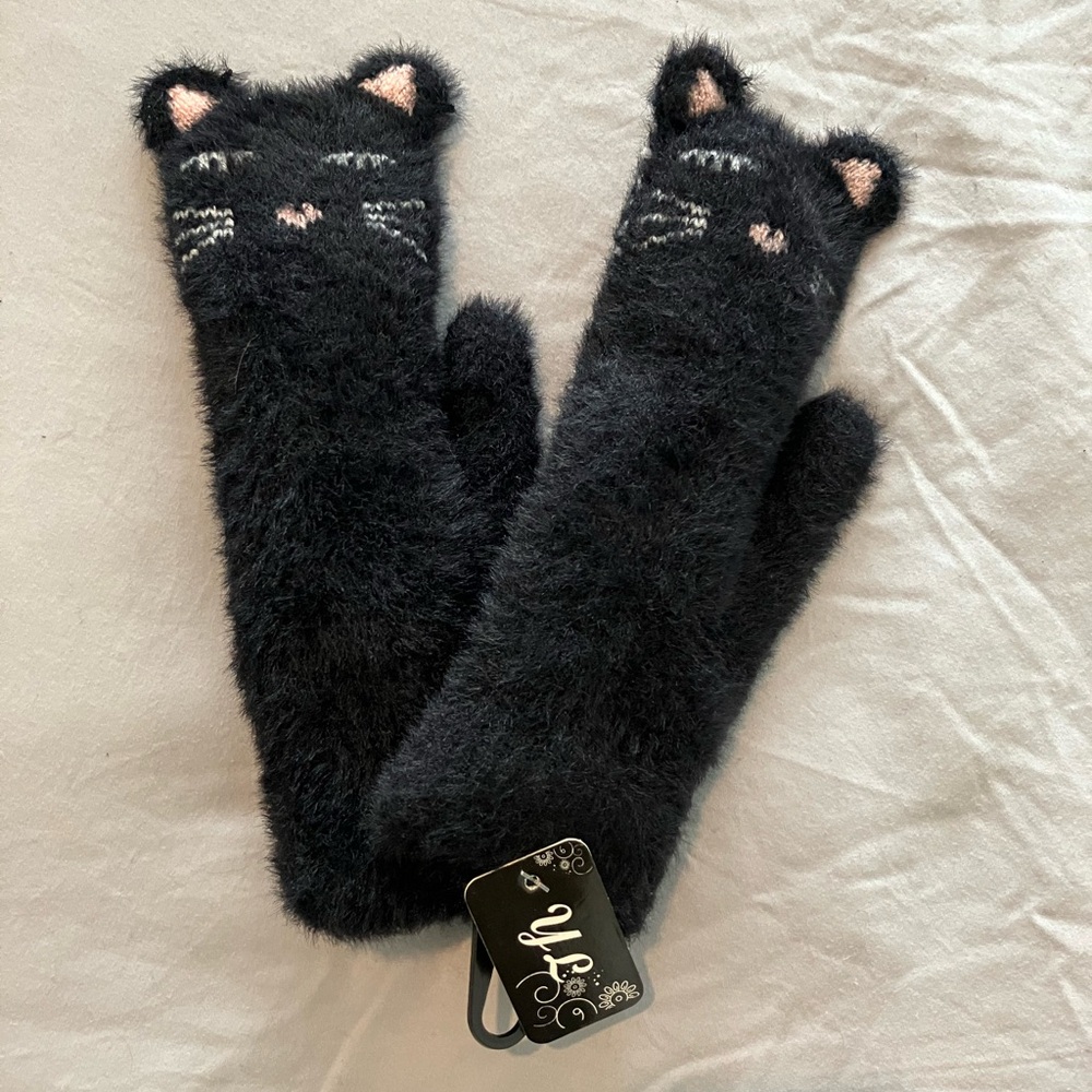 Cozy plush Mitten gloves with cat design and ears